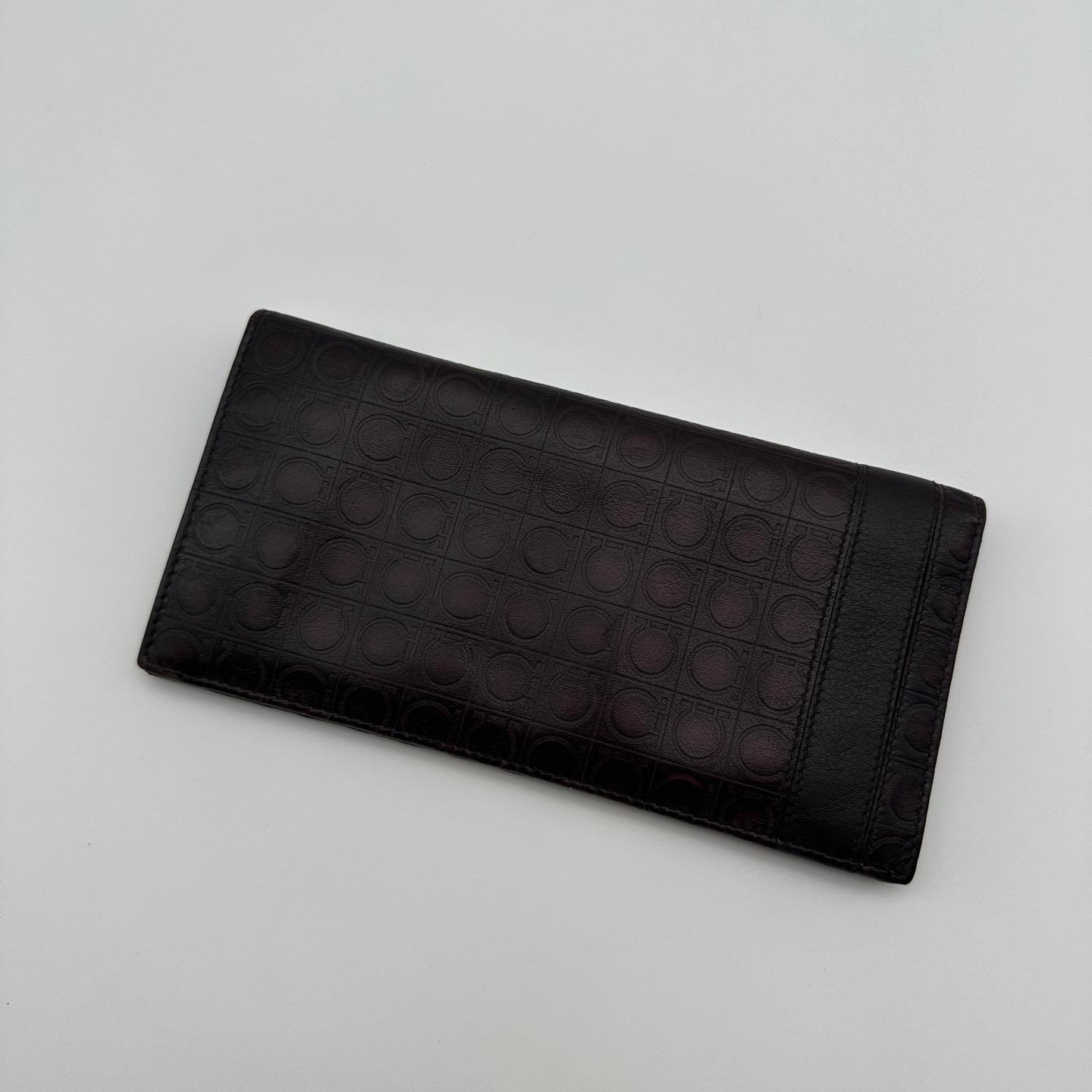[Pre-Owned] Embossed Pattern Long Wallet - Good #7Z8Y5Z ONE SIZE