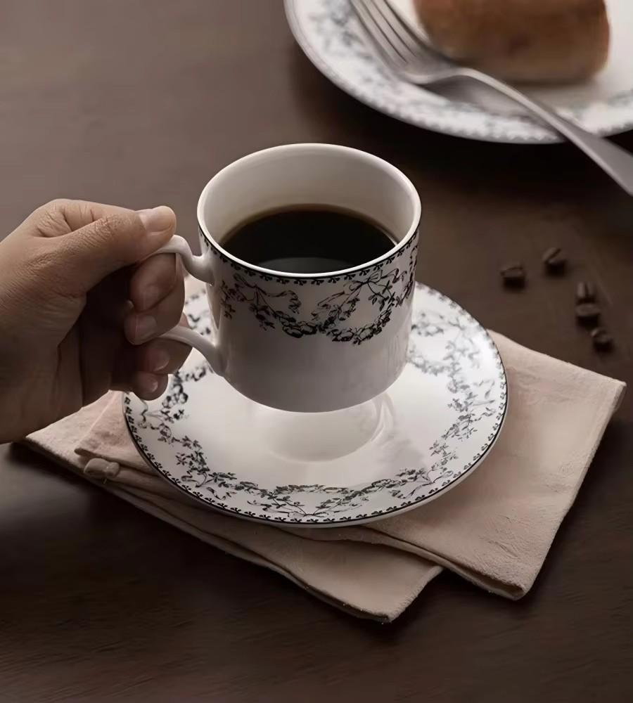 Tazza da caffè e piattino in finta ceramica floreale retrò francese