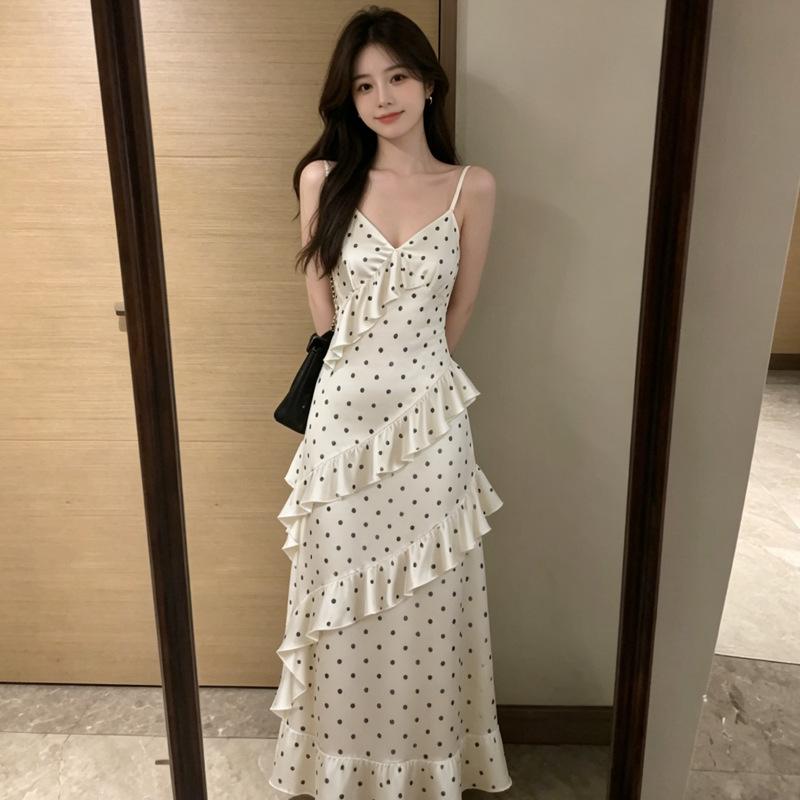 White polka dot suspender dress, a-word French long dress, seaside Dingdal skirt, beautiful and beautiful skirt summer