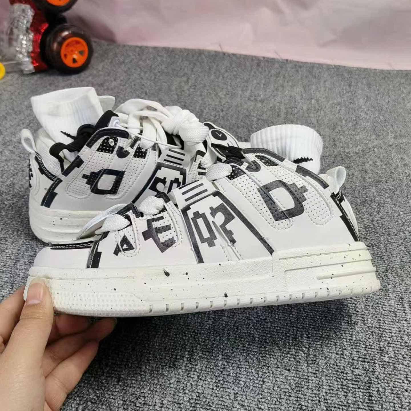 

Новый Гочао [Черно-белая панда] Уличный граффити Дизайн для мужчин и женщин Харадзюку Повседневные Маленькие белые туфли Кеды 44