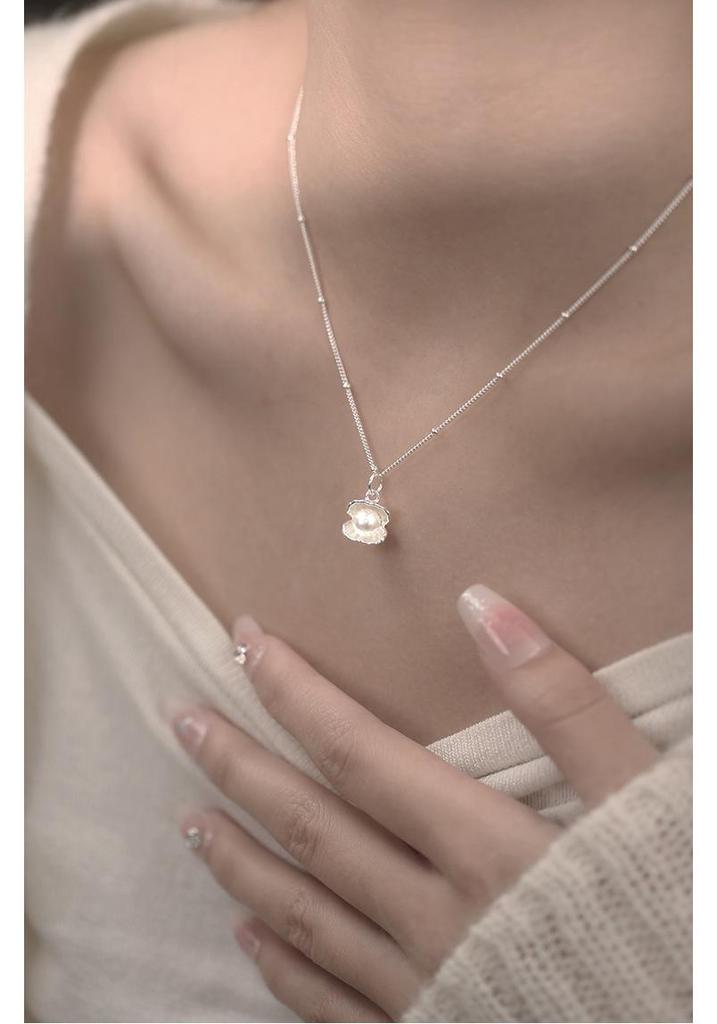 Elegant Shell Pearl Clavicle Necklace for Women - Simple, Versatile, and Fashionable Style.