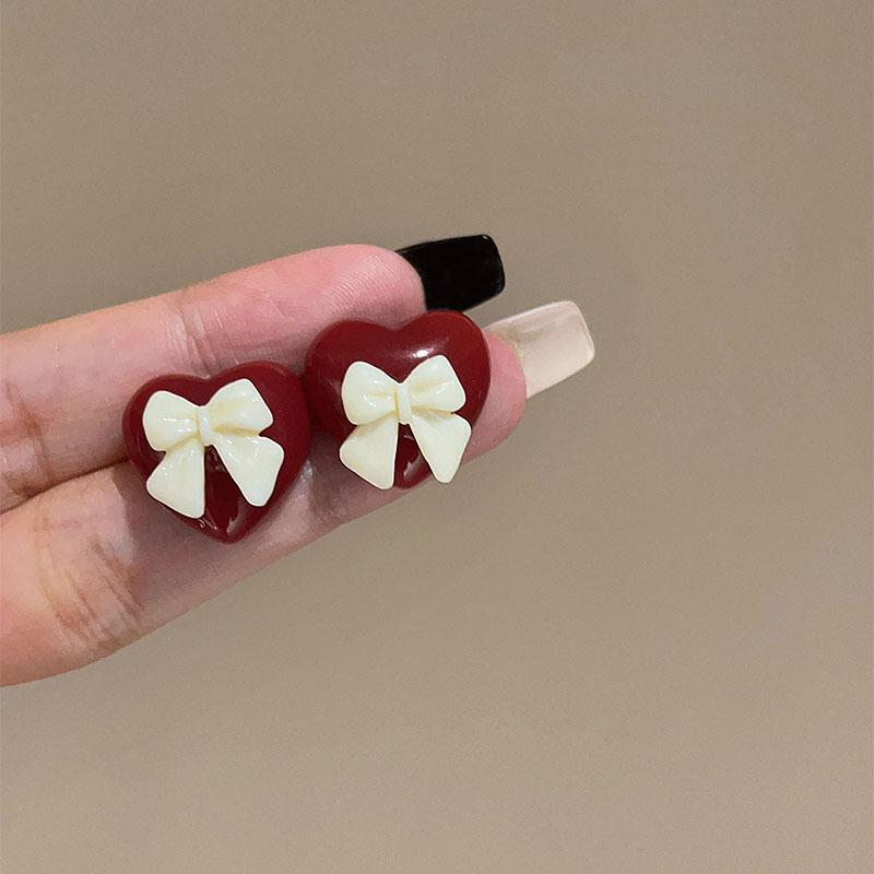 Elegant Pearl Stud Earrings: Simple, High-End Design for Autumn/Winter 2024