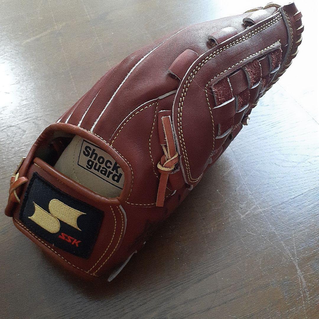Used SSK DRG-215 gloves autographed by Kiyo Osawa