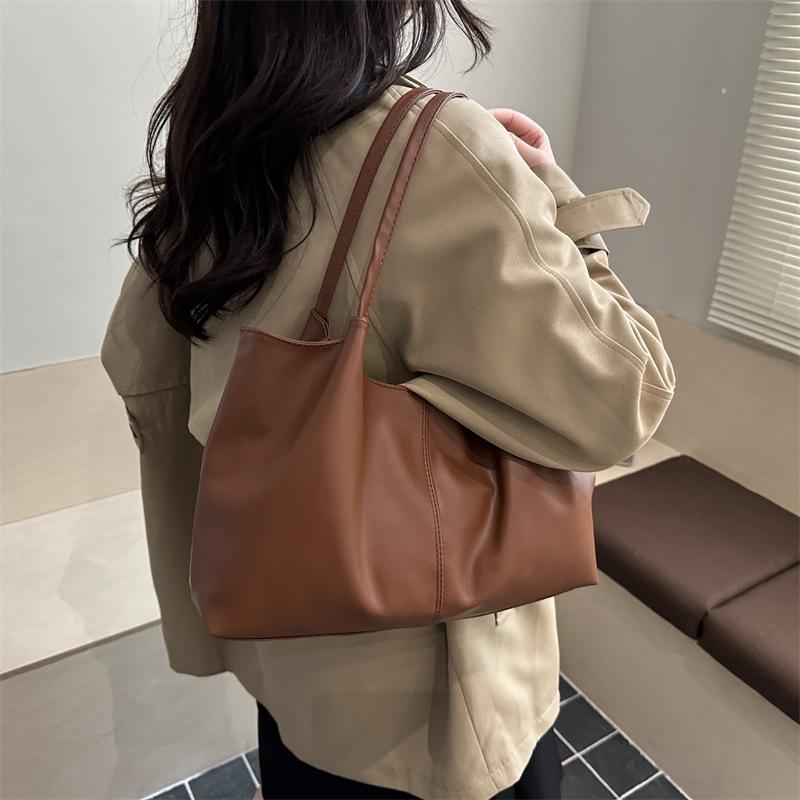 Niche design tote bag is popular today, niche fashion large capacity daily commuting class shoulder bag