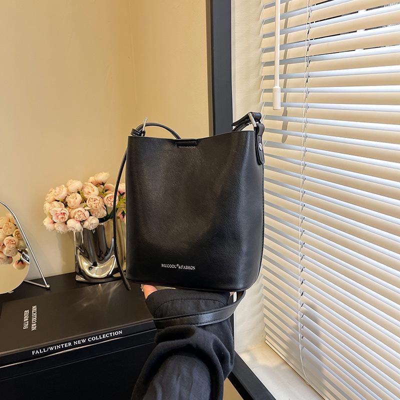 

Популярна цього року жіноча сумка великої місткості 2024 нова проста й універсальна сумка через плече популярна сумка-відро чорний