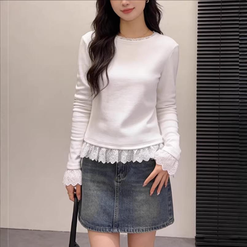Women's Slim Fit White Lace Trim Long-Sleeved T-Shirt, Round Neck, Korean Style, Perfect Base Layer for Early Autumn