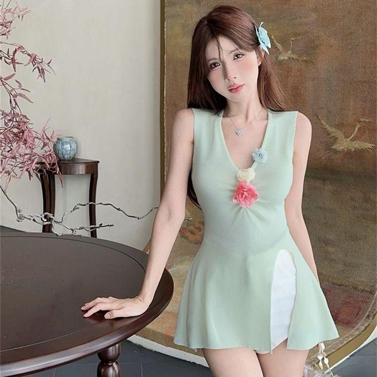 Three-dimensional flower splicing ice silk knitted vest women's summer design sense niche pure desire V-neck split-ended sleeveless top