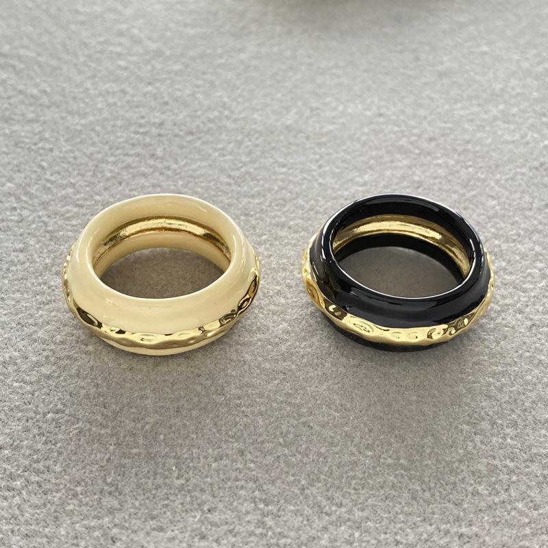 Mao Xiaotong Französisches Design Emaille-Ring & Aurelie Bidermann Schwarz/Weiß Breites Armband