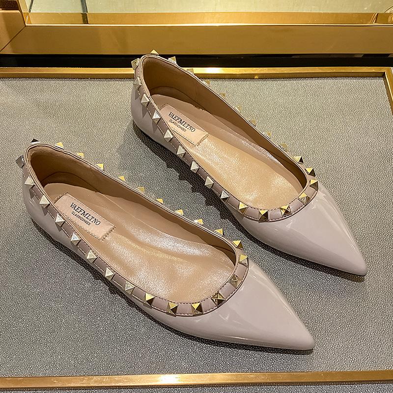 Newspring and Autumn Pointed Rivet Flat Shoes Women's Temperament Patent Leather Shallow Mouth Fairy Flat Boat Shoes Ballet Shoe