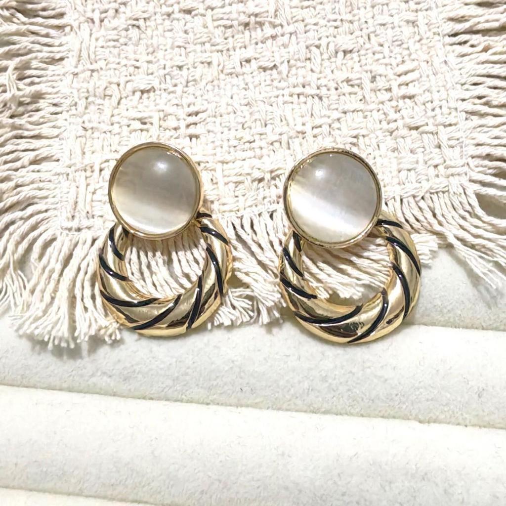 Vintage Retro Metal Cat's Eye Circle Earrings - Chic Geometric Drops for Women