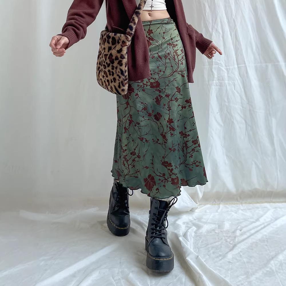 Vintage Green High-Waisted Midi Skirt: Chic, Versatile, and Skin-Brightening