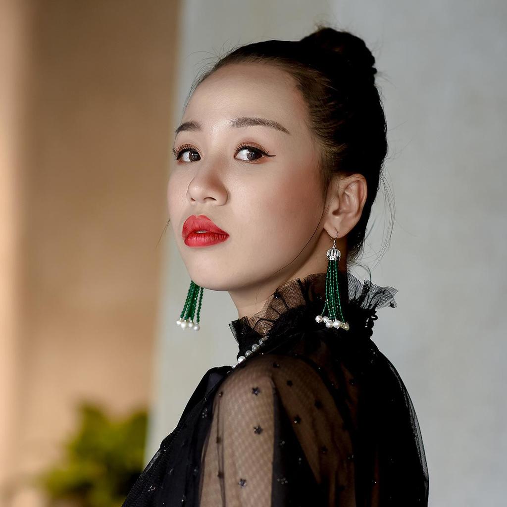 Bezaubernde Vintage-Ohrringe mit Smaragdkrone, hergestellt aus grünem Zirkoniakristall und Perle aus 925er Sterlingsilber.