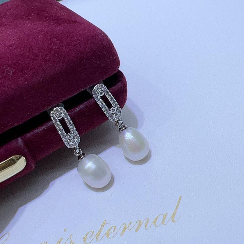 Elegant Natural Freshwater Pearl Stud Earrings with Simple Design