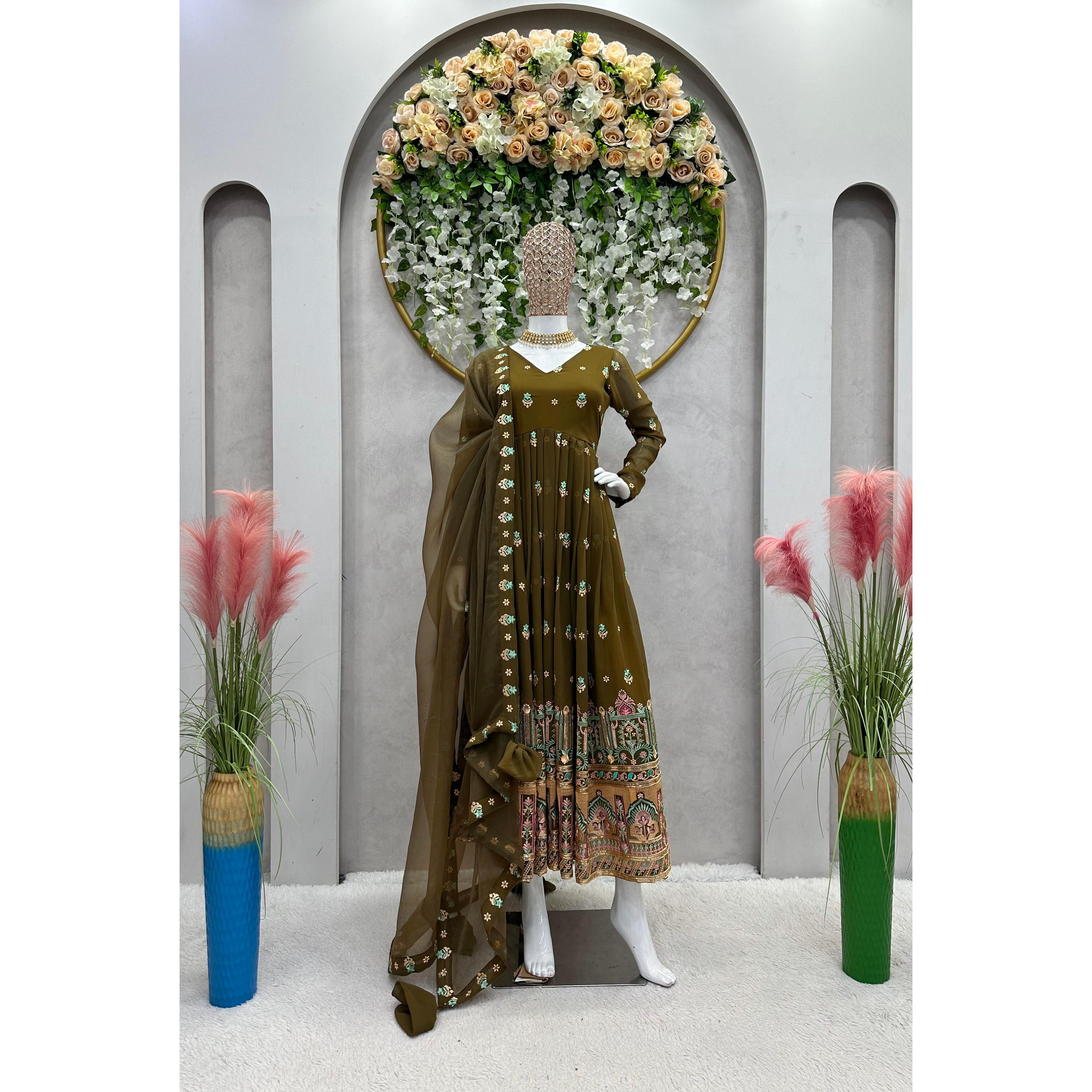 

Ищу красивый дизайнерский костюм из искусственного жоржета того же цвета с отделкой Inner и Thred и Dupatto.