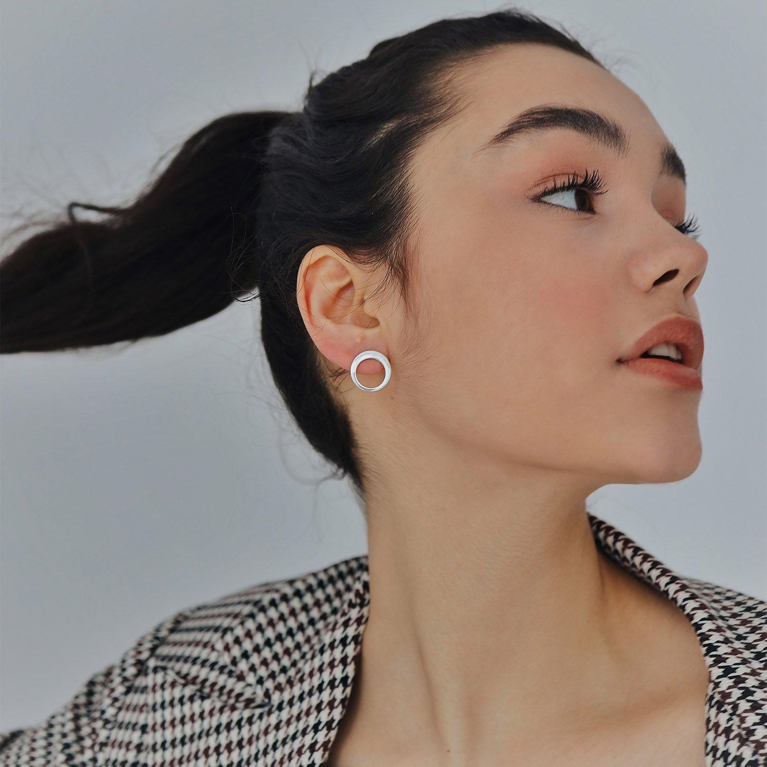 

Сережки-пусети Орбіта в сріблі Oniks d 1.7 cm срібний