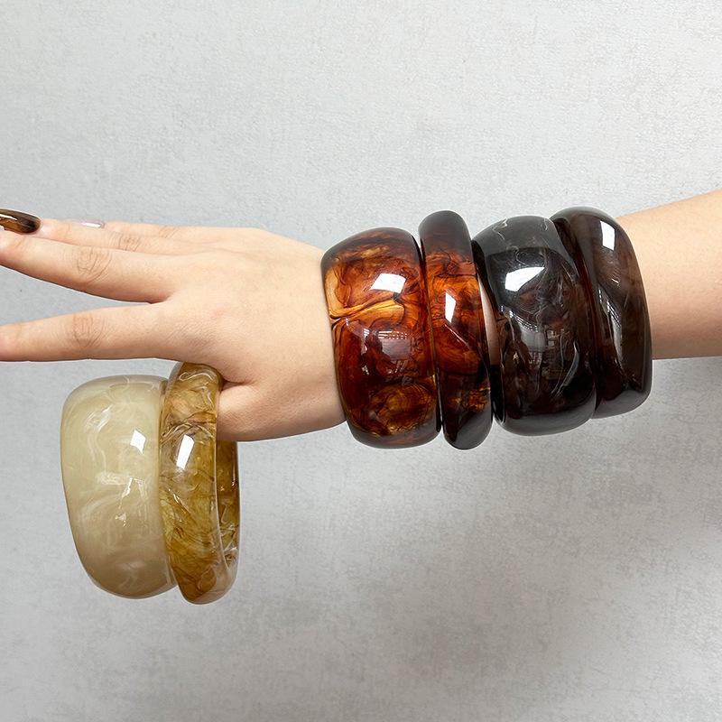 Pulseira Retrô Europeia/Americana de Resina: Bracelete Larga Irregular de Inspiração Francesa para Moda Primavera/Verão