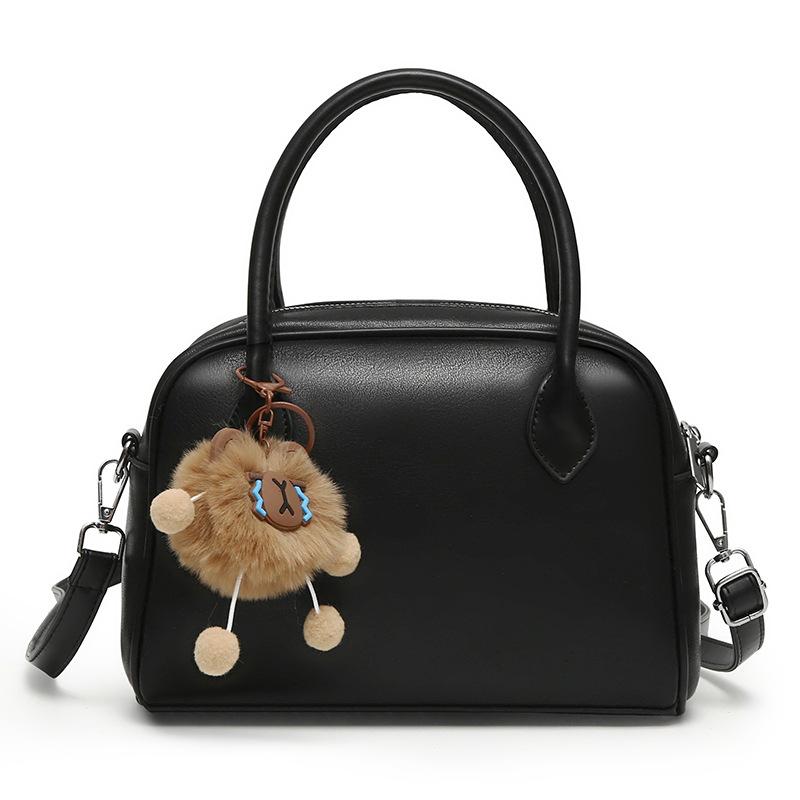 

2025 new model with pendant simple shoulder crossbody portable atmosphere middle-aged women s bag trendy mother bag чёрный