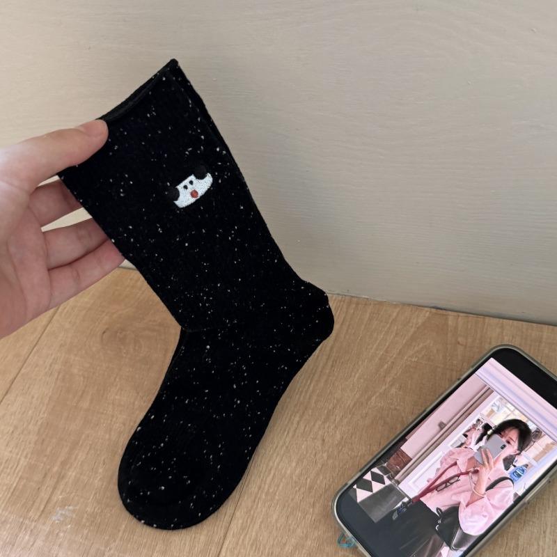 

Вышитые мультяшные носки до середины икры из точечной пряжи с подвернутыми краями и бесшовной вязкой, подходят для женщин для ношения круглый год 1 pair чёрный