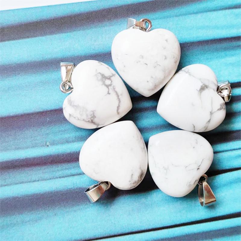 Korejský náhrdelník s přívěskem ve tvaru srdce z přírodního krystalu o velikosti 20 mm - dárek k Valentýnu