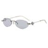 Jennifer hat die gleiche randlose silberne Metall-Klein-Oval-Diamantbesetzte Spice Girl Pure Desire Brille.
