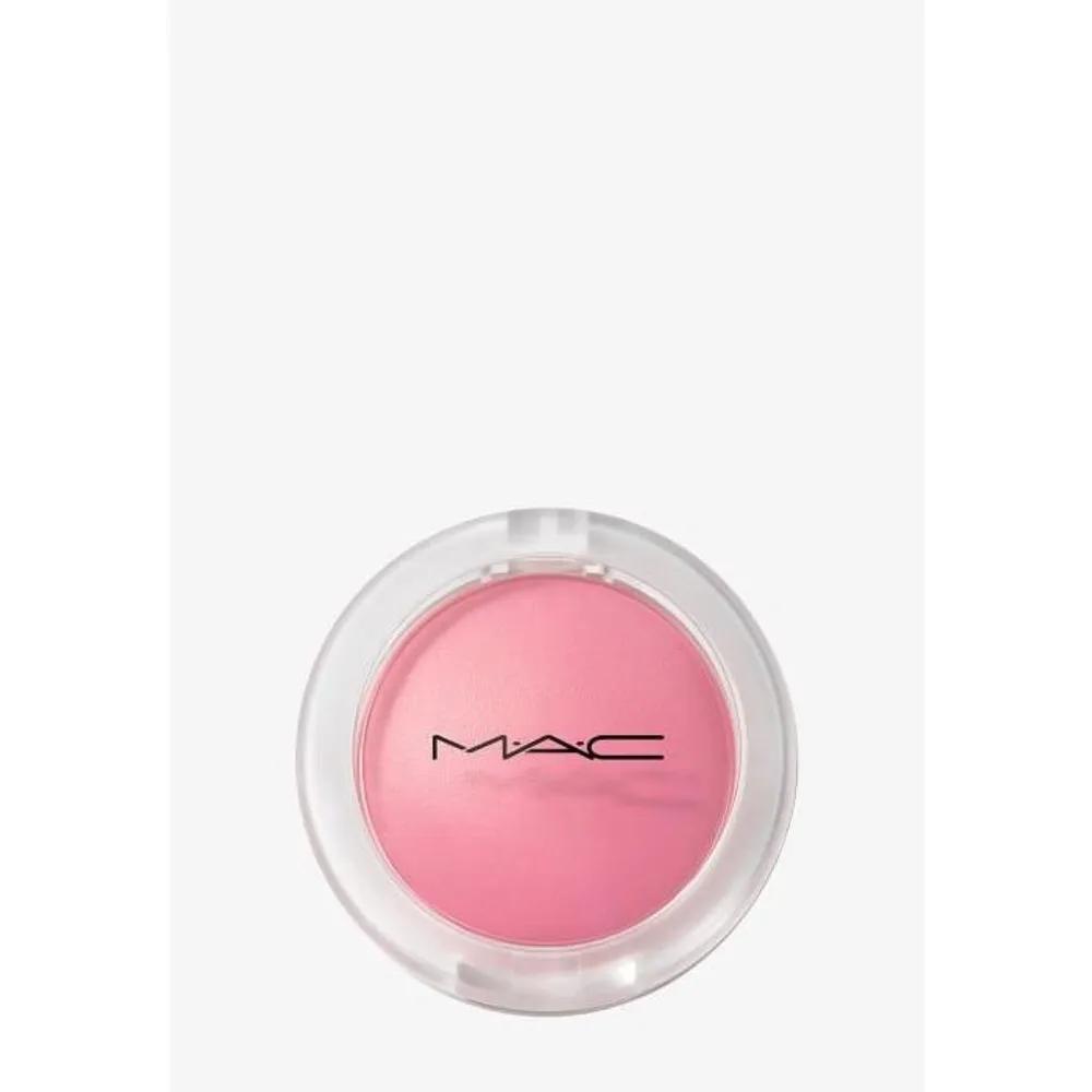 

MAC Glow Play Cushion Blush - Totally Synced The colour is
