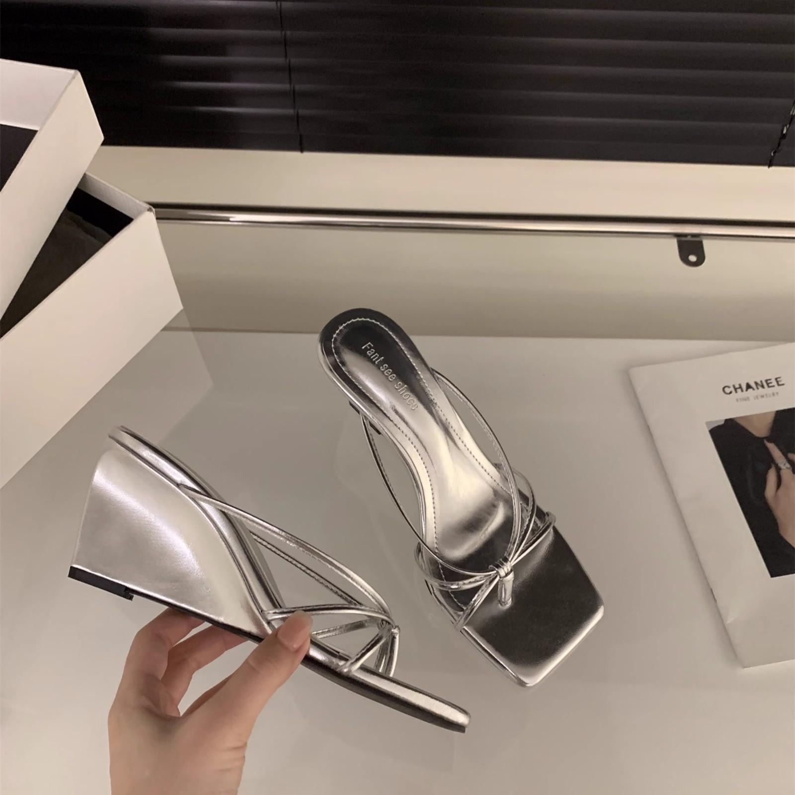 

Вечерние тапочки иностранной торговли, верхняя одежда, женская обувь, новинка 2025 года, сандалии на высоком каблуке с леопардовым принтом и ремешком на носке 42 серебряный