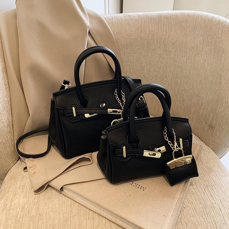 

Модная текстурная портативная платиновая сумка, легкая роскошная простая универсальная сумка через плечо, большая вместимость, темпераментная нишевая сумка-мессенджер Small чёрный