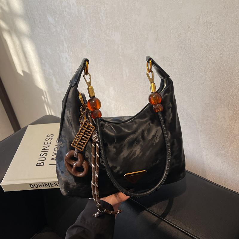 

High-end niche bag women s new spring and summer versatile messenger bag one shoulder underarm dumpling bag чорний