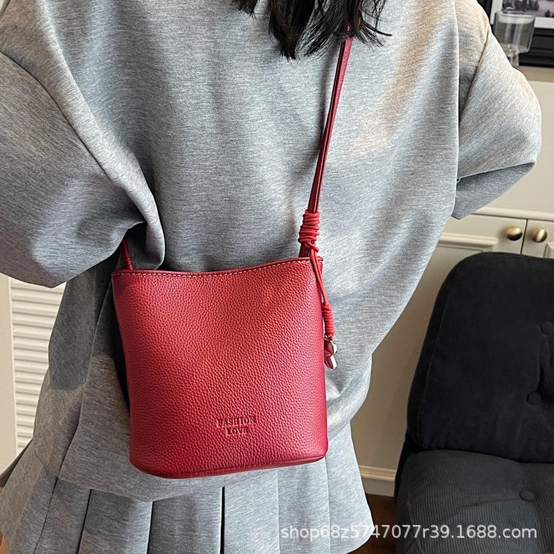 This year, the popular bucket bag, mobile phone bag, new women's bag, retro lychee pattern PU shoulder bag, niche casual messenger bag.