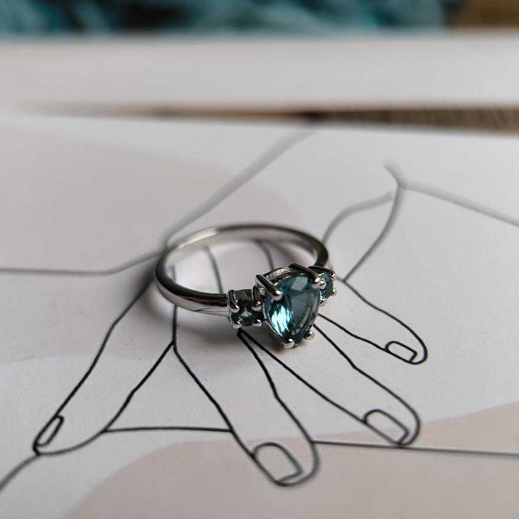 Серебряное кольцо с топазом Лондон Блю 0.963ct, вес изделия 2,26 гр (2178033)