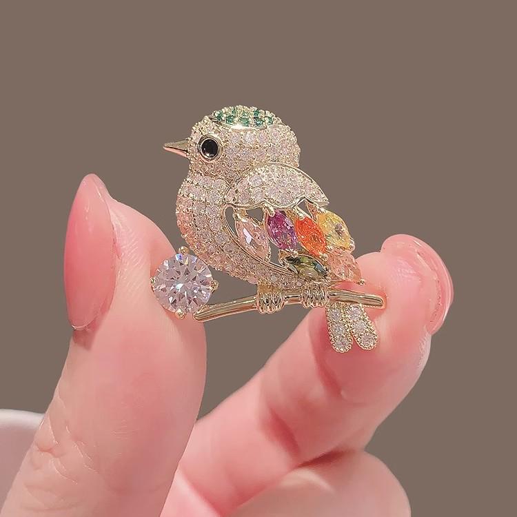High-End Japanese Magpie Bird Brooch – Cute, Colorful Pin Accessory for Suits