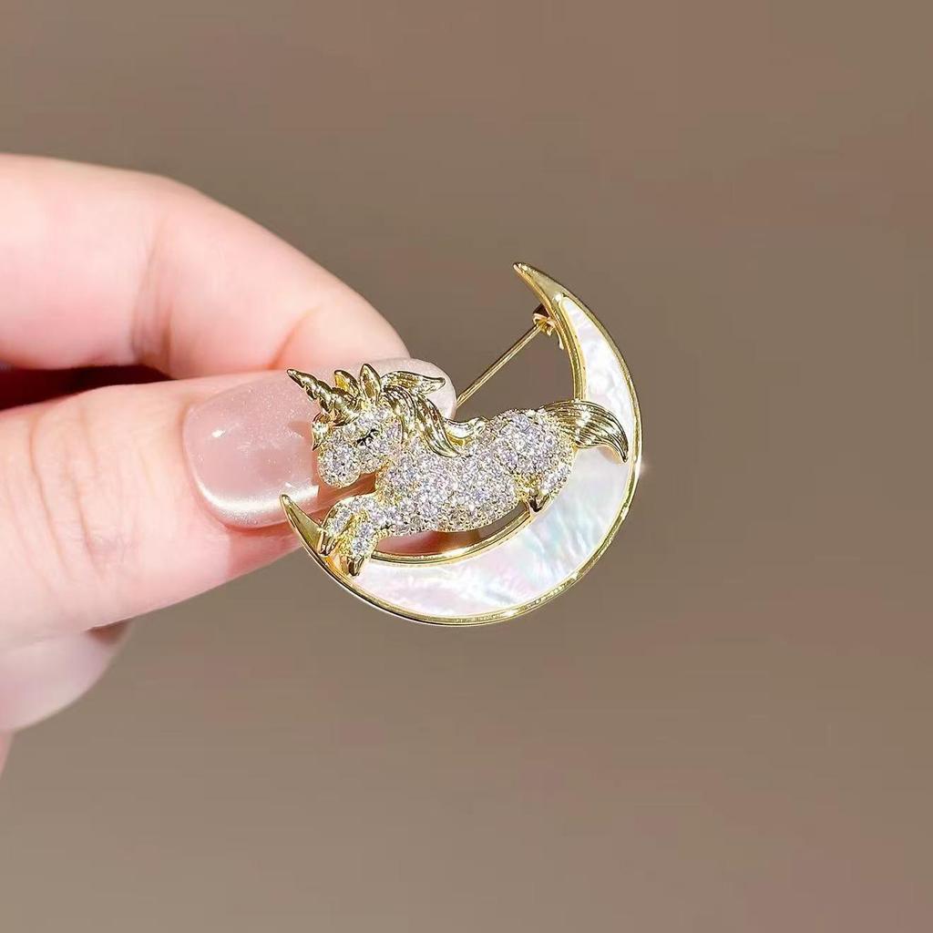 Elegant Pearl Brooch - High-End Minimalist Clothing Accessory
