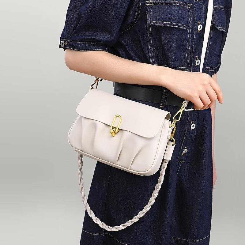 Les sacs pour femmes sont populaires en automne et en hiver. Les sacs cloud polyvalents sont des sacs à bandoulière en cuir portés sous le bras haut de gamme.