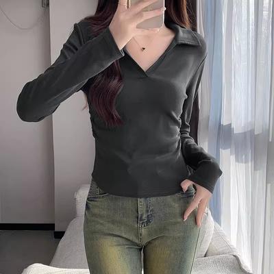 Dunkelgraues Langarm-T-Shirt für Damen im Frühherbst, neuer Polokragen, schmale Passform, plissierte Taille und altersreduzierendes Unterhemd im Westernstil