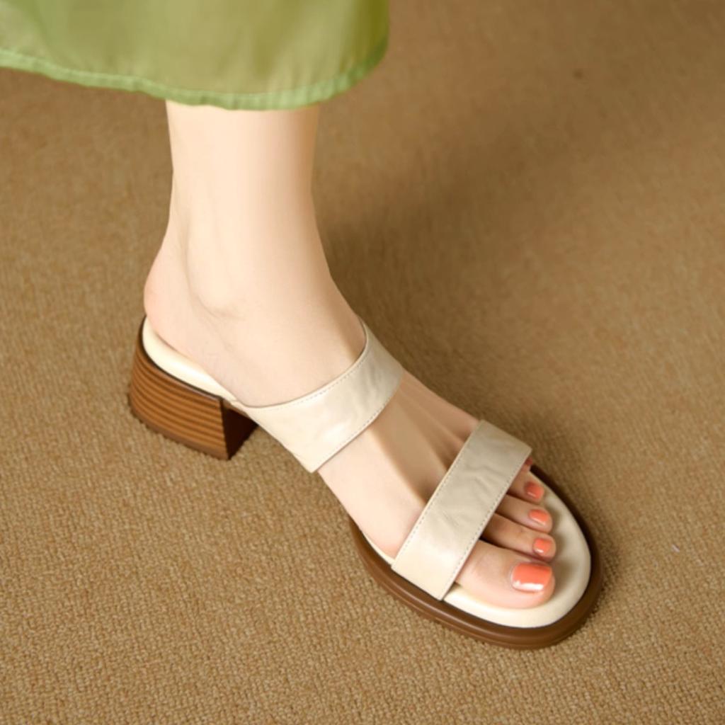 Retro British Style Thick Heel with Cool Slippers, Women's Middle Heel with a Pedal Feeling of Stepping On Shit, Summer New Outer Slippers