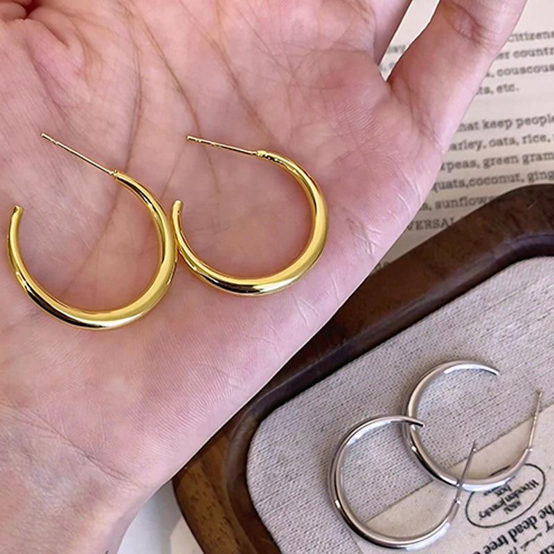Elegant C-shaped Hoop Earrings: Sophisticated, Lightweight & Fashionable for Women