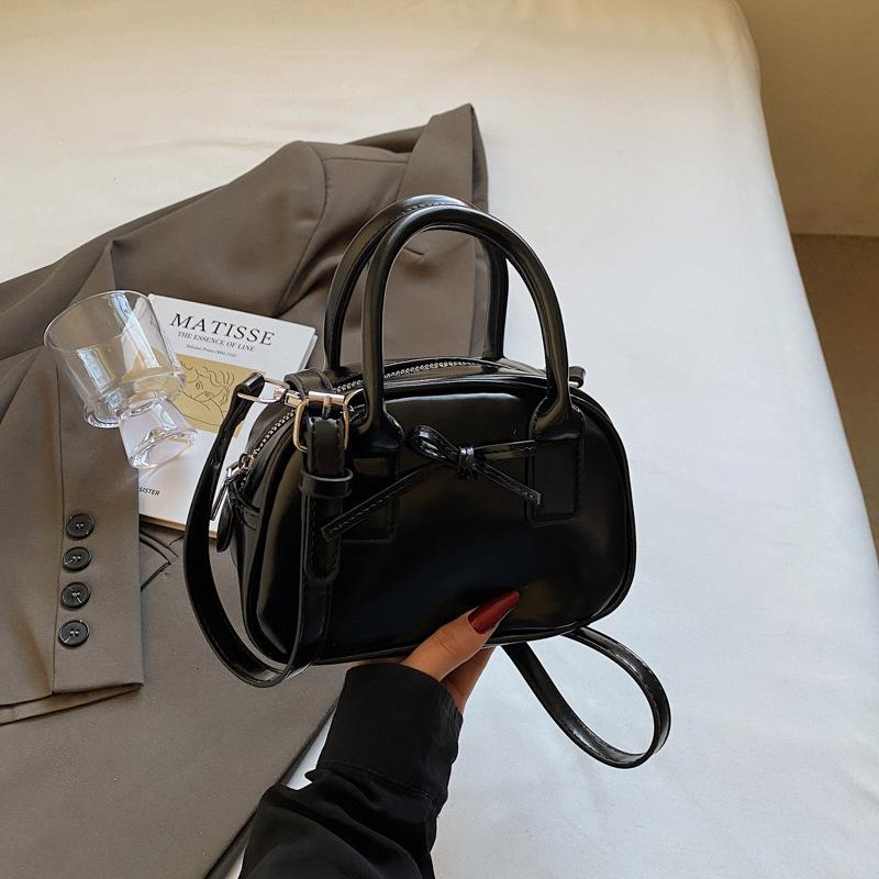 This year's popular small bag women's 2025 new versatile casual shoulder messenger bag fashionable Korean version small square bag