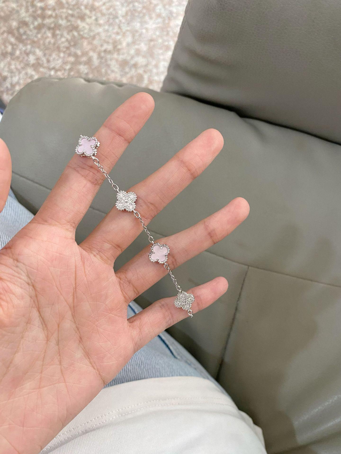 

Женский роскошный браслет из циркона и бриллиантов в виде четырехлистного клевера