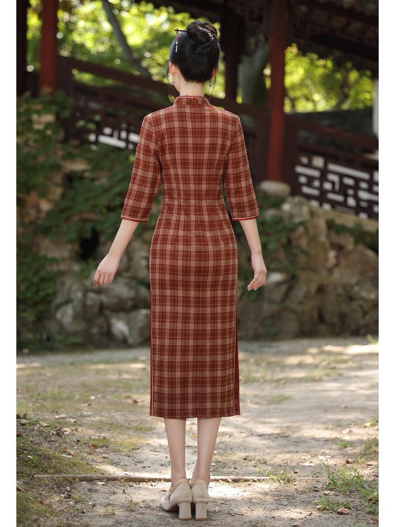 2025 Retro Rotes Karomuster Langarm Cheongsam: Moderner chinesischer Stil, Junge und hochwertige Alltagskleidung