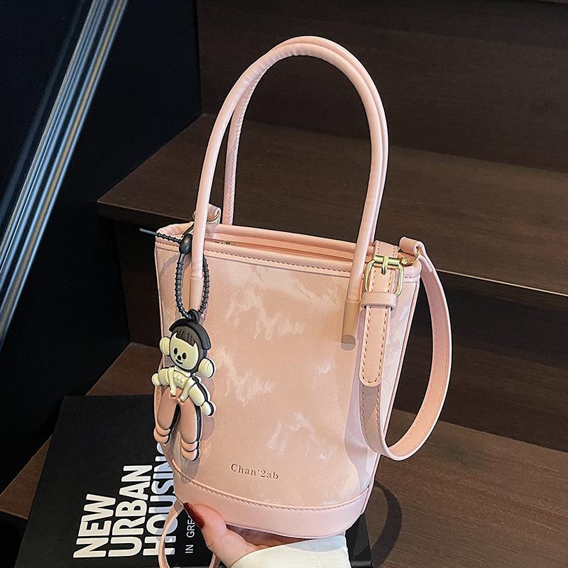 This year, simple and contrasting colors are popular. Korean hand-carried bucket bags are fashionable, commuting and versatile, and high-end textured