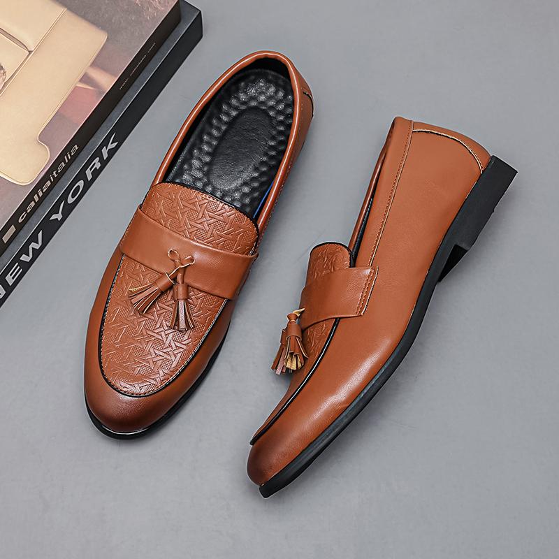 Fashion Luxury New Designer Charm Tassels Pointed Flats Driving Shoes Men Leisure Loafers Formal Dress Footwear Sapatos Tenis Masculino