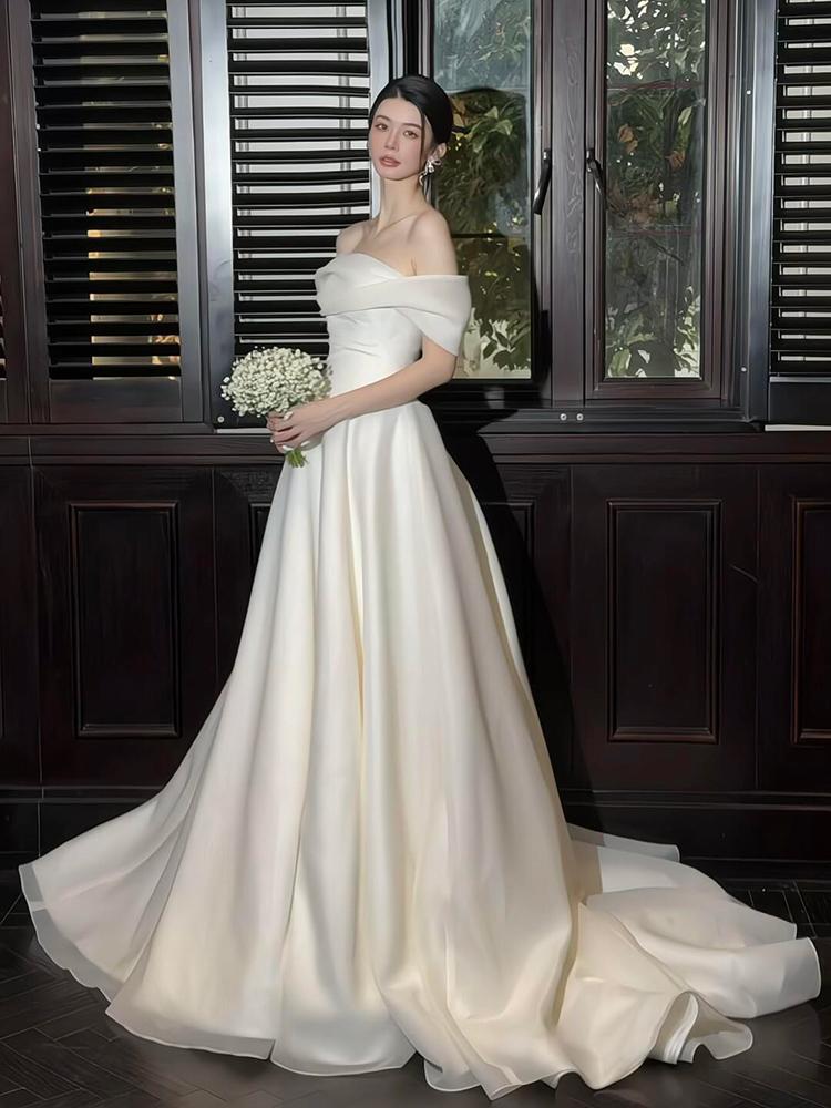 Elegant Simple Bridal Gown One Shoulder Lightweight Outdoor Wedding Dress Floor Length Train Korean Style Bridal Dress