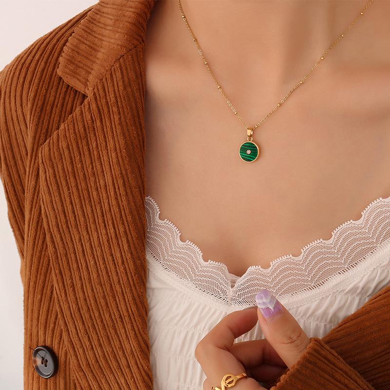 Colier cu pandantiv din alamă cu zircon incrustat cu dungi verzi, stil francez de nișă, P142