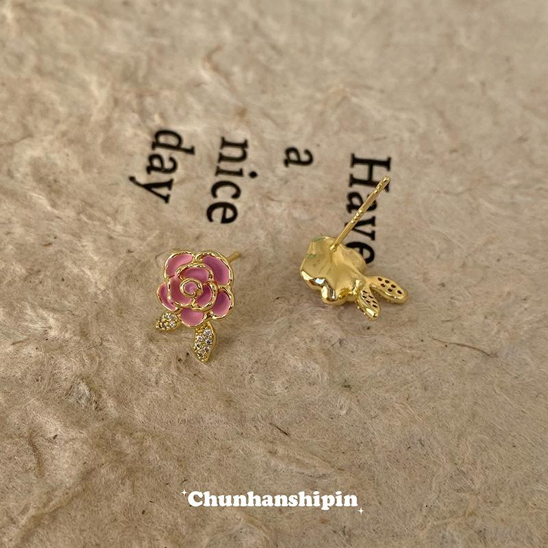 

Pink rose ear clips, mosquito coil disc earrings, niche Mori unique design stud earrings, female sweet and small without ear piercings
