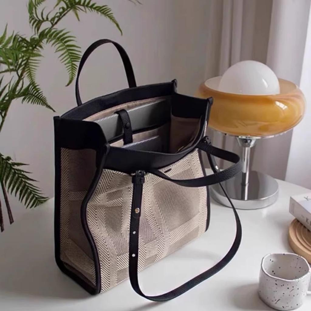 Fashion splicing canvas bag, new high-end large-capacity tote bag, commuter versatile shoulder bag.