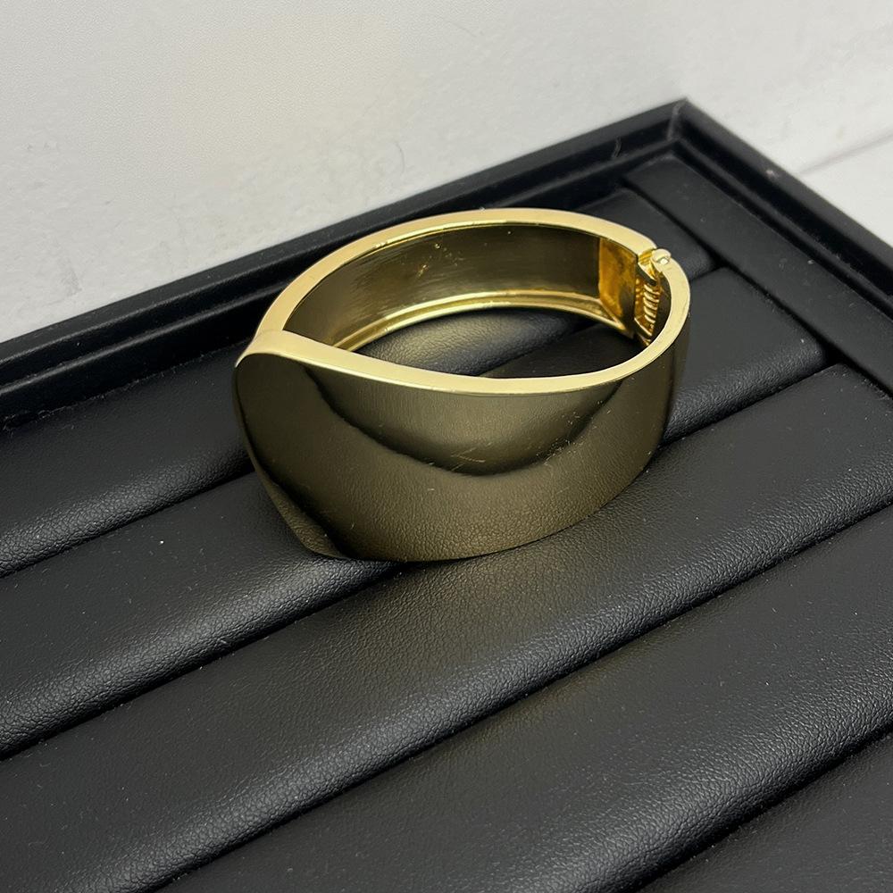 

Металлический браслет с треугольным открытием, преувеличенная индивидуальность, простой и высококлассный браслет, нишевая холодная ветровая бижутерия