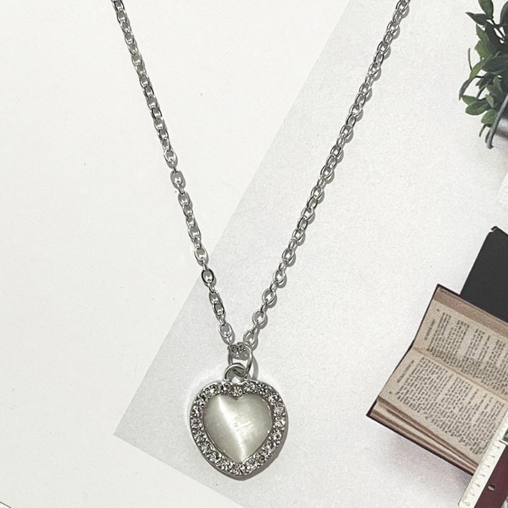 2023 Nouveau Collier Pendentif Amour Femmes Mignon Charme Élégant Clavicule Chaîne Fête Polyvalent Étudiant Cadeau Tempérament Flash Collier De Luxe