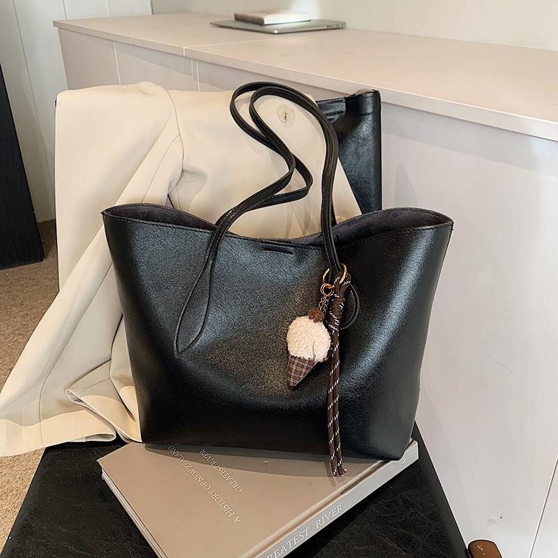 Fashion and Leisure Large-capacity Tote Bag Women's Winter New Shoulder Bag Commuter Armpit Bag