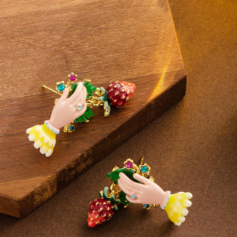 Korean version of sweet fashion dripping oil four seasons berry red strawberry stud earrings women's high-end temperament simple earrings