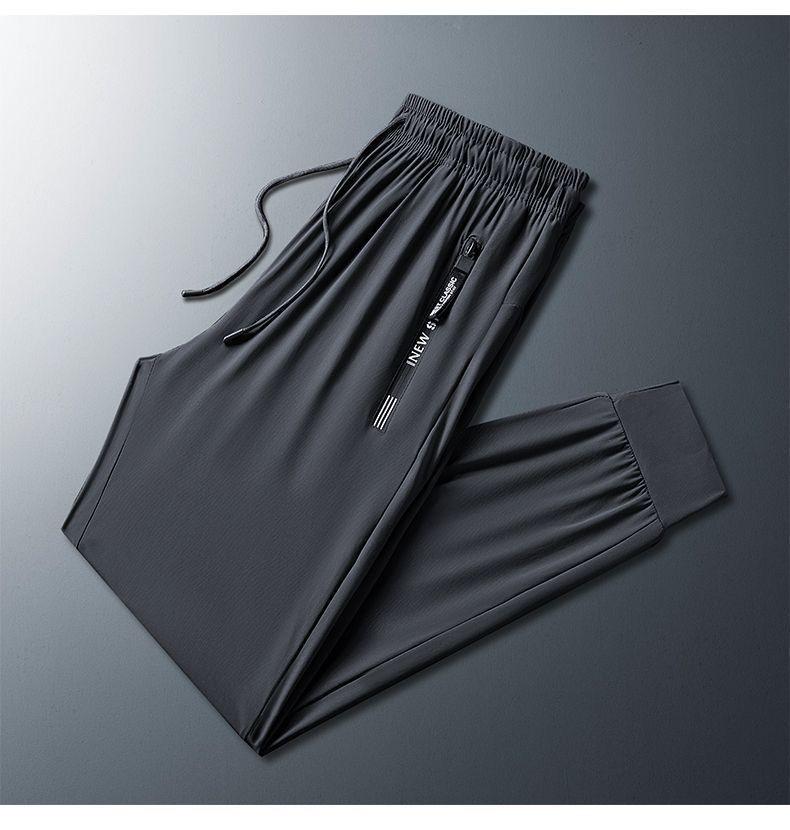Pantaloni della tuta casual estivi da uomo in seta ghiacciata, sottili e traspiranti, con gamba dritta, tasche con cerniera e polsini.